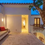 Colonial House With Pool