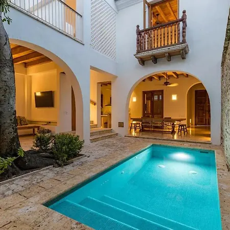 Colonial House With Pool *