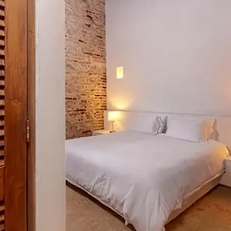 Colonial House With Pool *