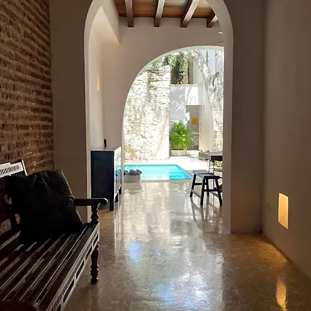Colonial House With Pool *