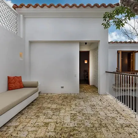 Colonial House With Pool *