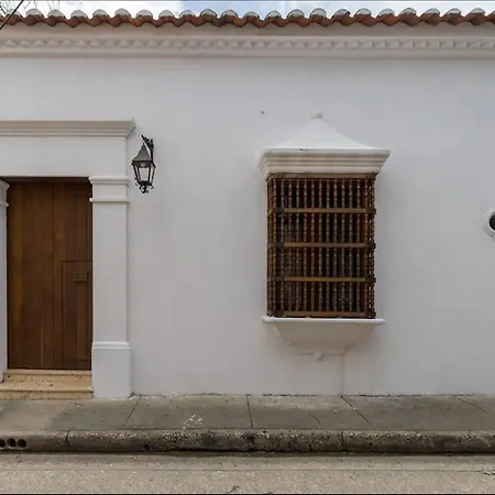 Colonial House With Pool *
