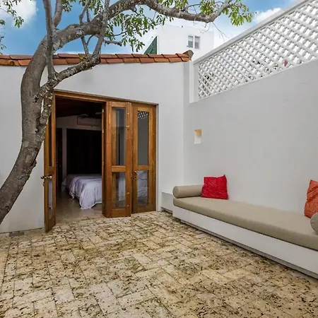 Colonial House With Pool *