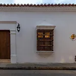 Colonial House With Pool