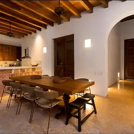 Colonial House With Pool