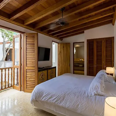 Colonial House With Pool *